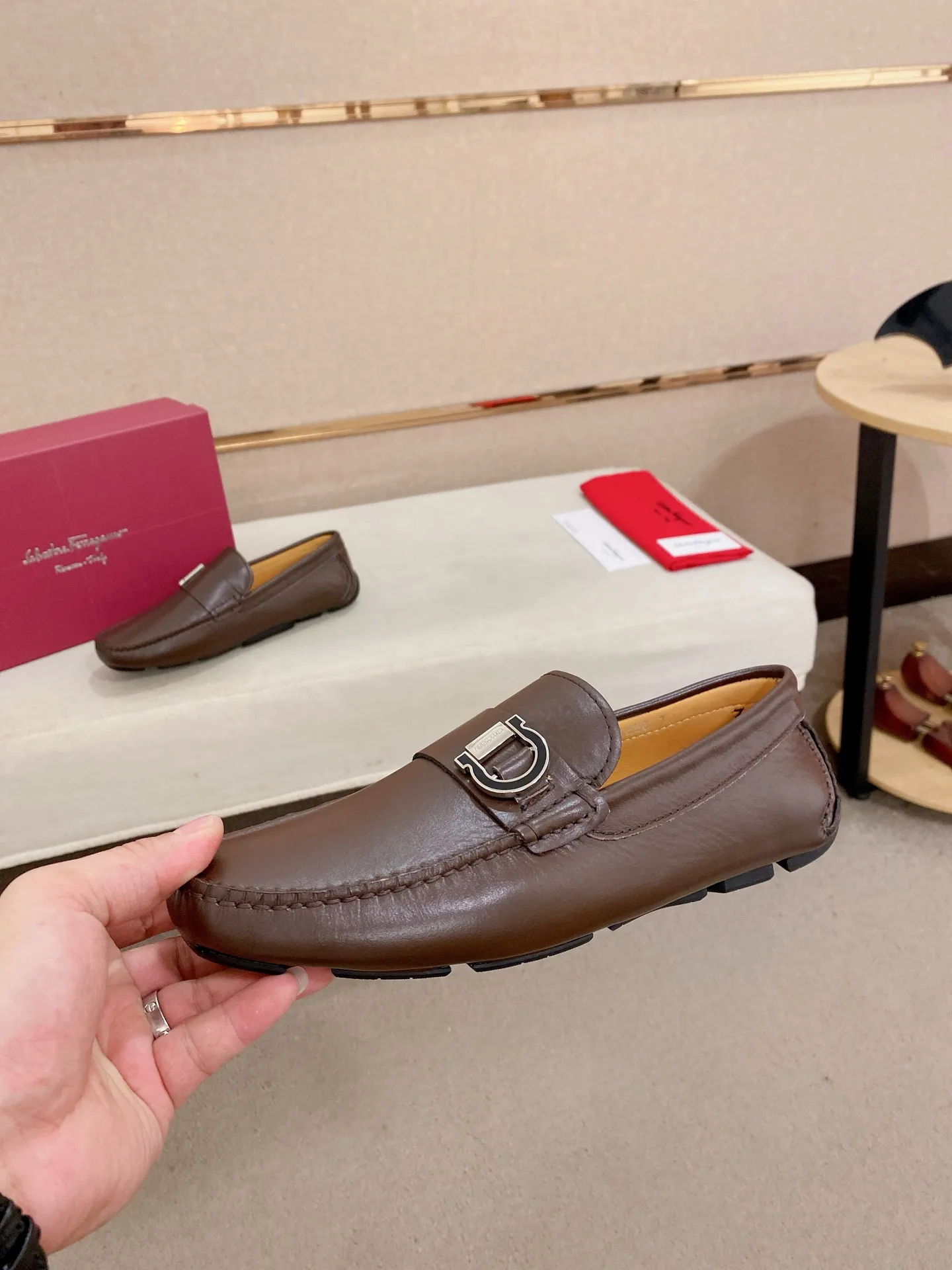 Men's shoes💰: 540💰High-end quality! Ferragamo🆕🆕Exclusive hot-selling products in stock🔥🔥New products on the shelves, high-quality Ferragamo men's pea shoes, high-end casual driving shoes, with complete packaging! 💪 💪 Material: imported first-layer pebbled cowhide 🐂 + imported high-quality water-dyed cowhide lining + wear-resistant outsole 👍🏻👍🏻 Features: high-end and comfortable, purely handmade 🚀 🚀 Create the perfect shoe that suits you best 🔥 🔥 Size: (38-44) 45 standard size can be customized!